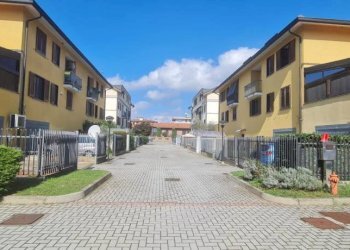 Cortile - Trilocale via per Cascina Centenara, 43, Lacchiarella - foto 2