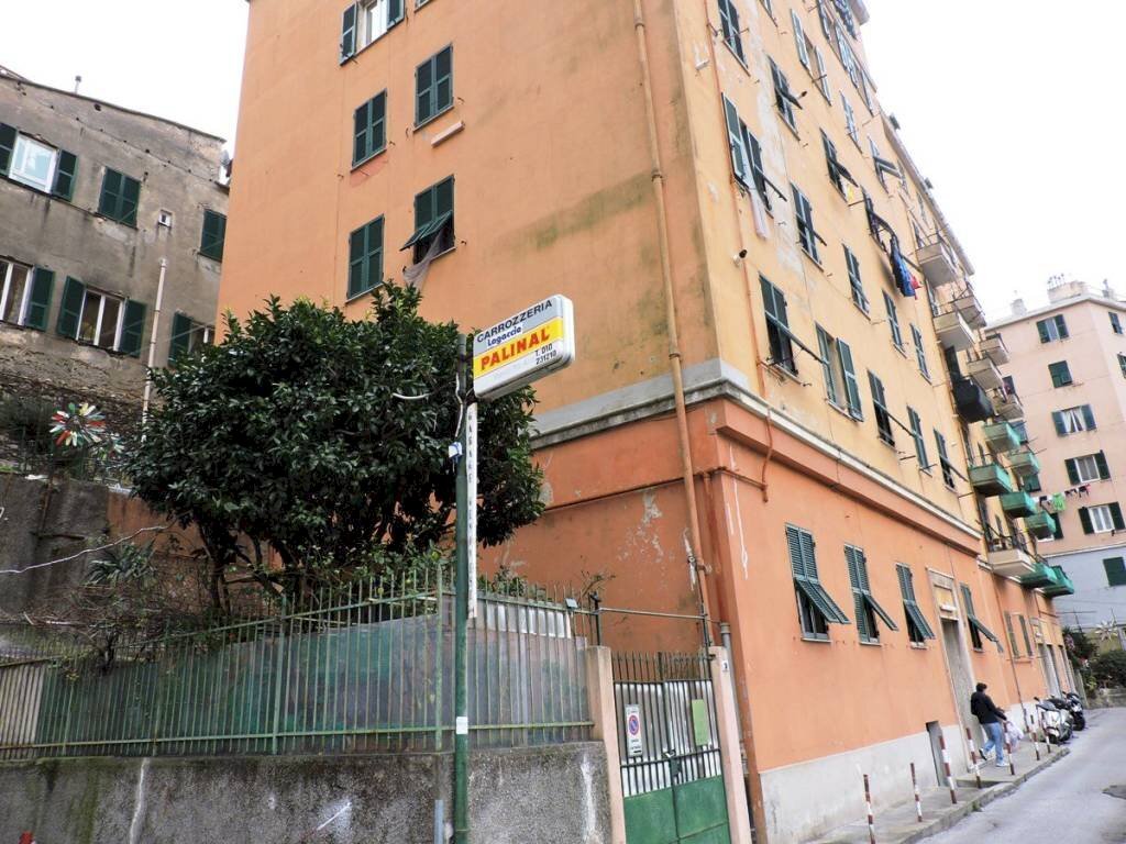 Facciata - Bilocale via Ventotene, 29, Genova (zona Lagaccio) - foto 1