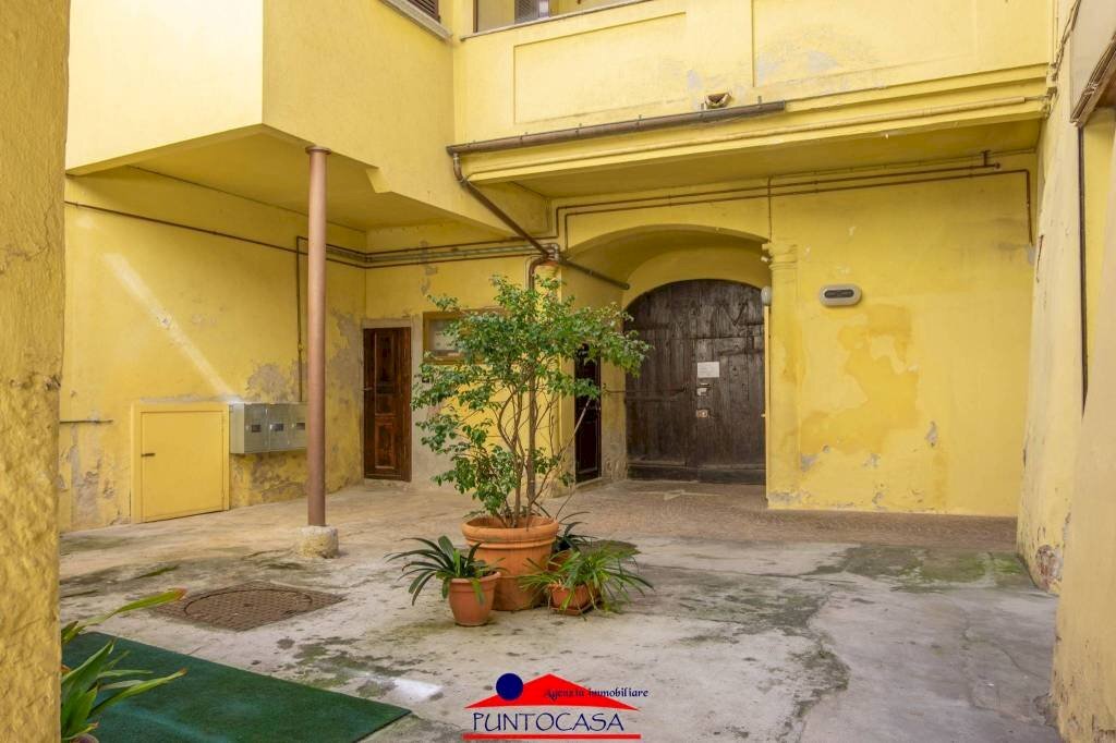 Cortile interno - Three-room apartment via Umberto I, 128, Busca - photo 3