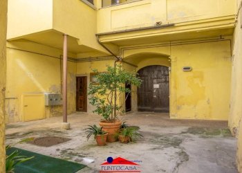 Cortile interno - Quadrilocale via Umberto I, 128, Busca - foto 4