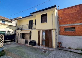 Facciata - Casa indipendente via Giacomo Matteotti, 41, Suno - foto 3