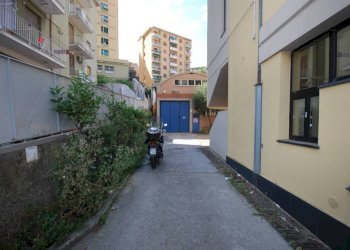 Ingresso - Capannone via Faliero Vezzani, Genova (zona Sampierdarena) - foto 1