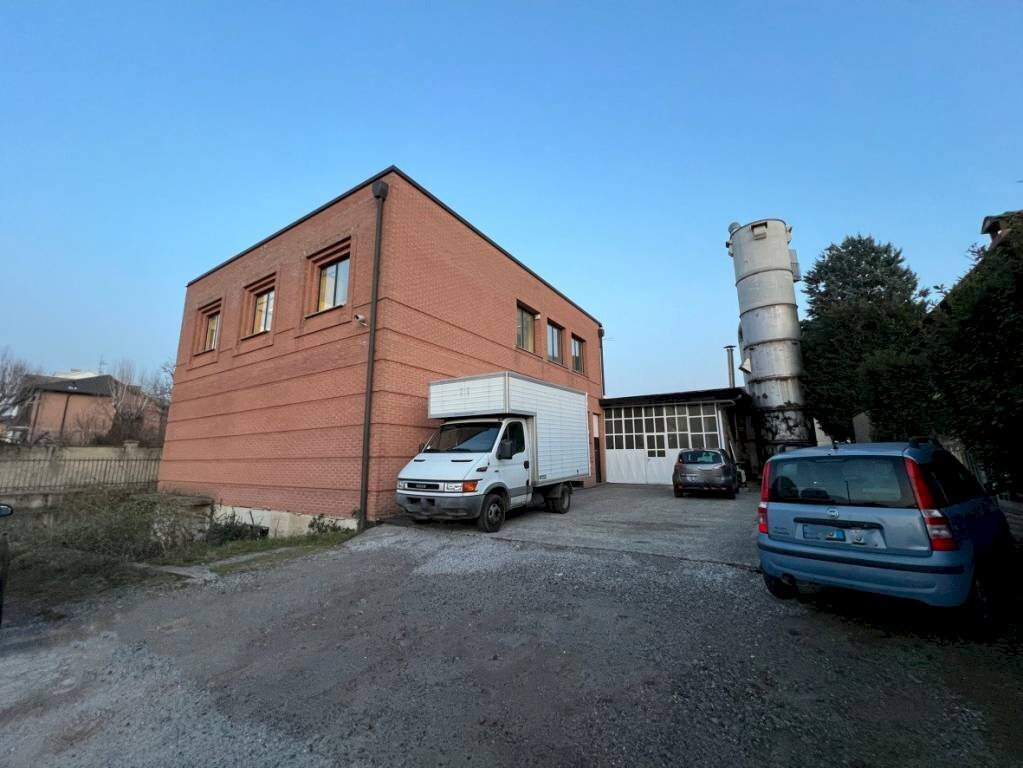 Zona - Capannone via Luigi Cadorna, 65, Carugo - foto 1