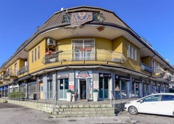 Facciata - Restaurant via Cesare Battisti, Erba - photo 1