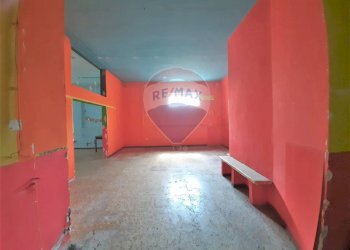 Locale Commerciale Via Cardinale Castaldo, Casoria - foto 4