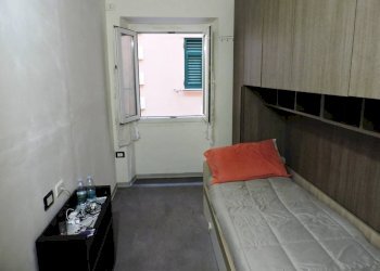 Camera da letto - Quadrilocale vico Pier Maria Ciurlo, Genova (zona Sampierdarena) - foto 9