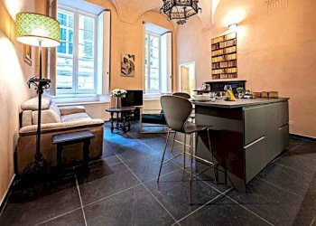 Stanza arredata - Bilocale via Luccoli, Genova - foto 2