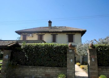 Facciata - Villa via John Fitzgerald Kennedy, Monterosi - foto 5