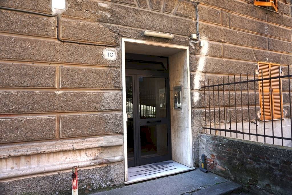 Facciata - Bilocale via Curro', 10, Genova (zona Sampierdarena) - foto 3