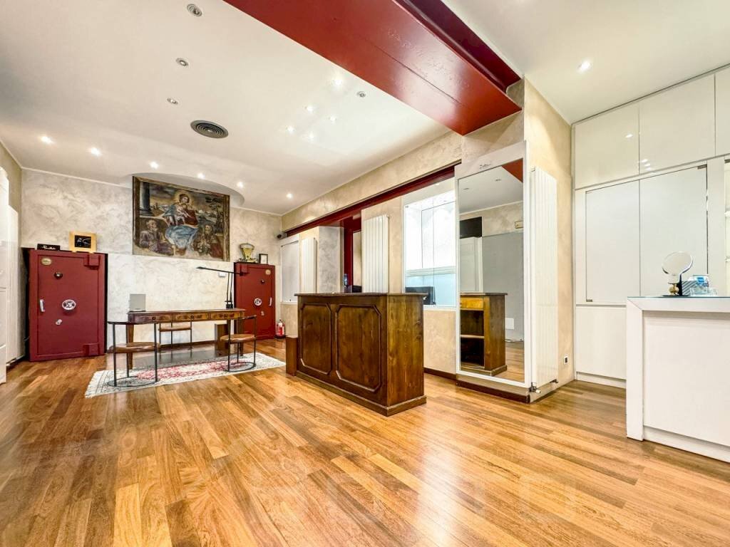 Interno non residenziale - Shop corso Cavour 49, Borgomanero - photo 1