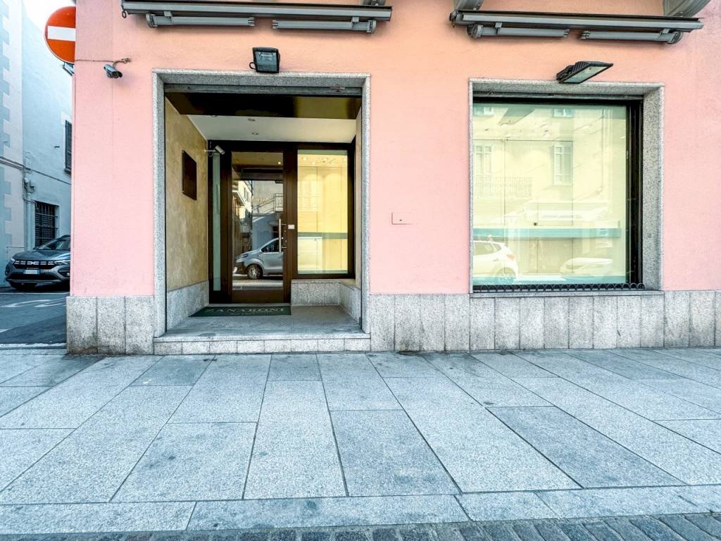 Facciata - Shop corso Cavour 49, Borgomanero - photo 2