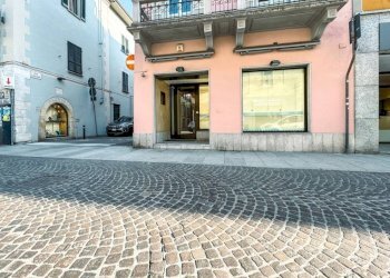 Facciata - Negozio corso Cavour 49, Borgomanero - foto 14