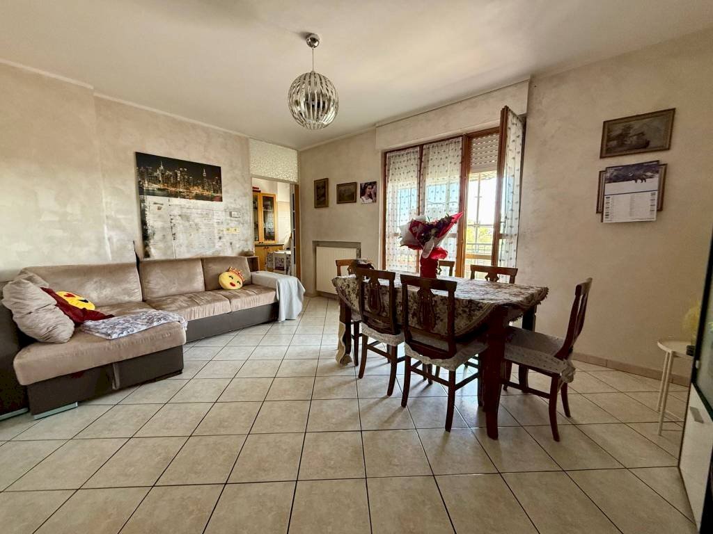 Soggiorno - Quadrilocale via Alina Tumedei Casalis, 53, Carmagnola - foto 3