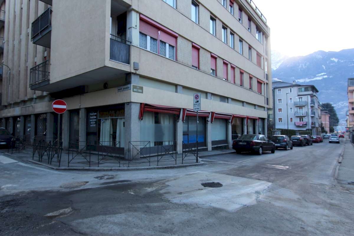 Shop Via Monte Vodice 18, Aosta - photo 1