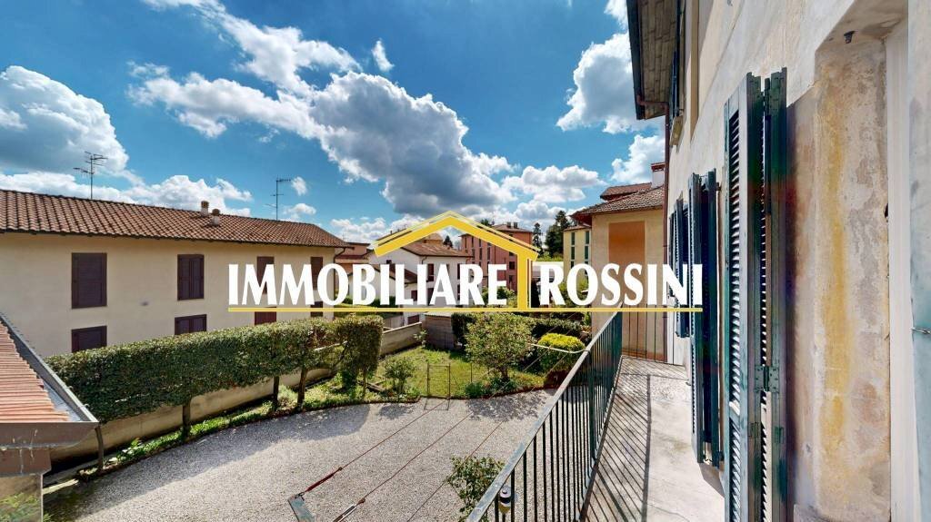 Cortile interno - Casa indipendente via C. Bernasconi, 26, Malnate - foto 2