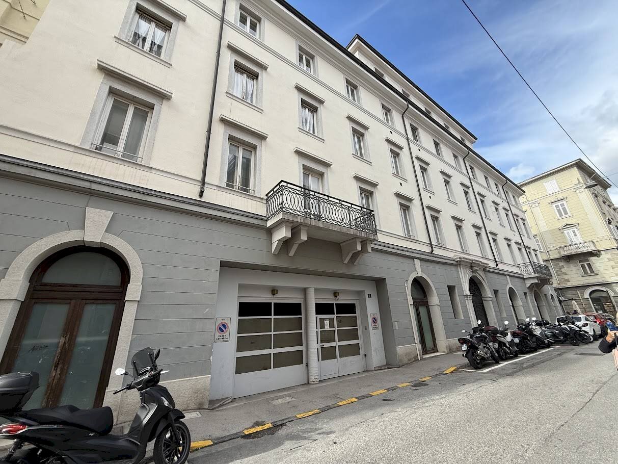 Four-room apartment Via Francesco Crispi, Trieste - photo 1