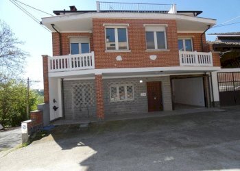 Facciata - Casa indipendente Frazione Sant'Antonio, Santo Stefano Roero - foto 1