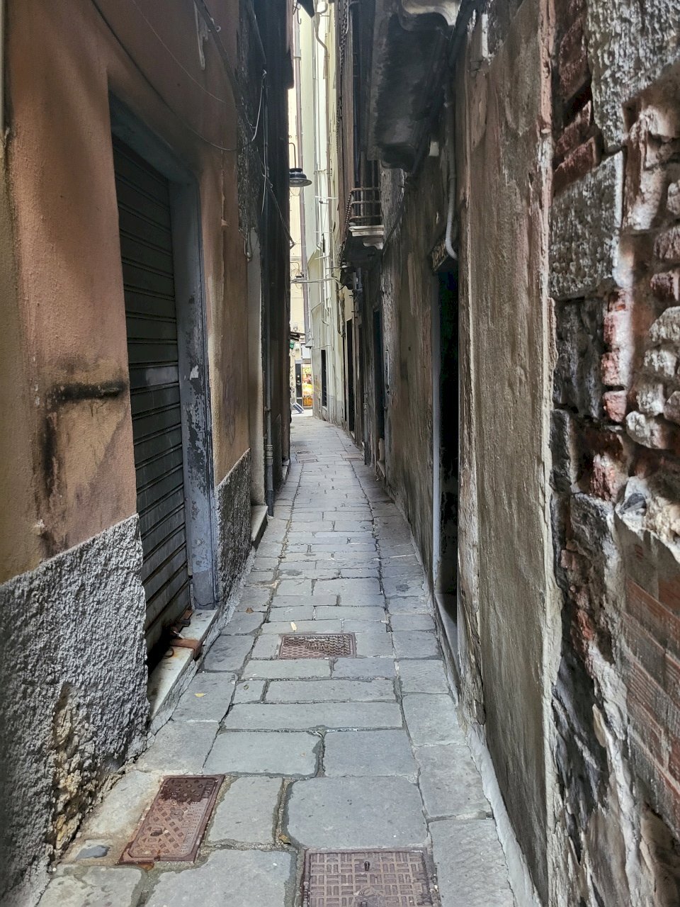 Shop Vico del Santo Sepolcro, Genova - photo 2