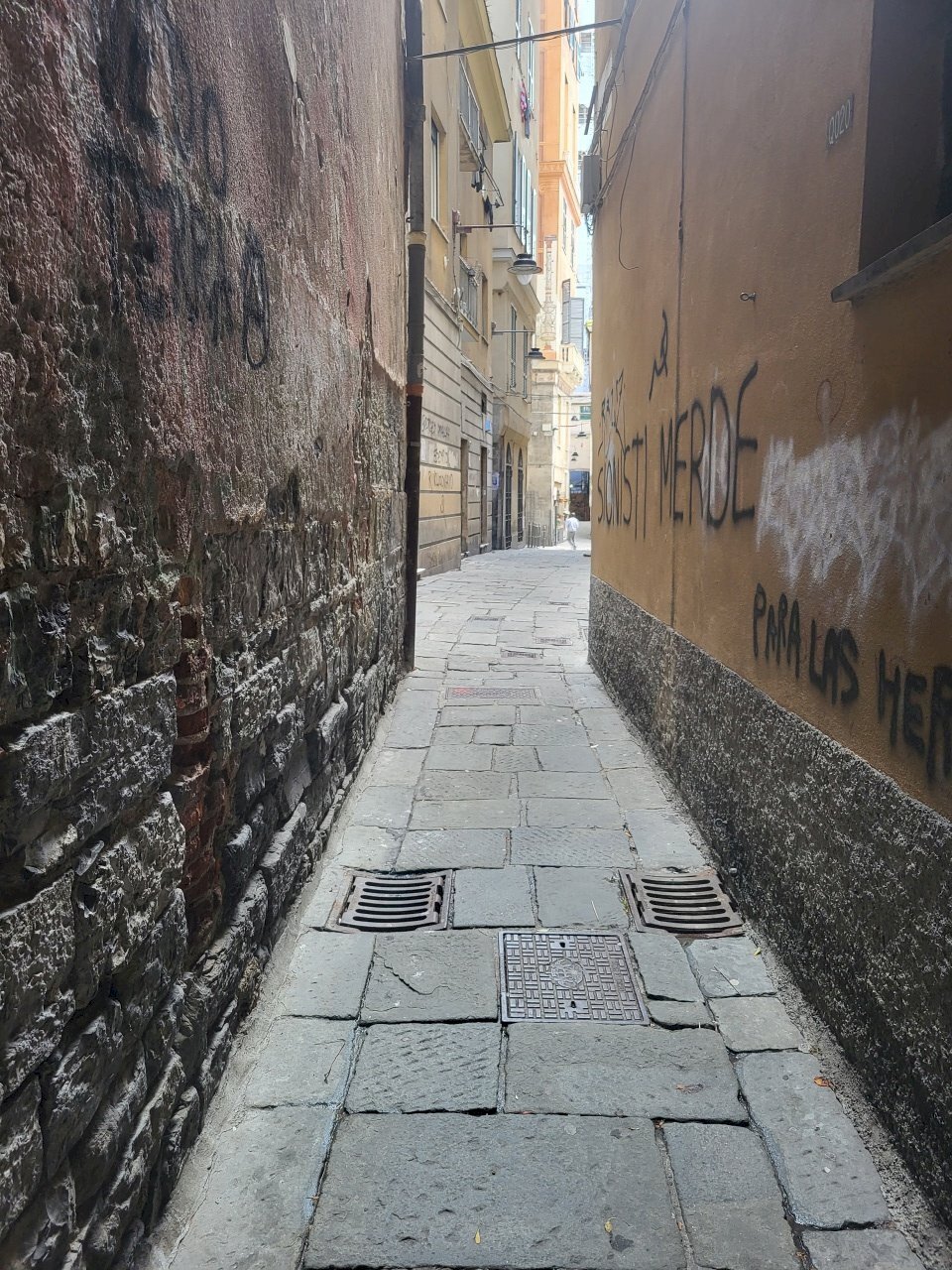 Shop Vico del Santo Sepolcro, Genova - photo 3