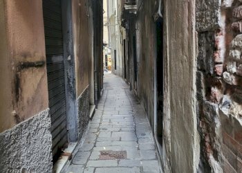 Shop Vico del Santo Sepolcro, Genova - photo 2