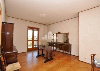 Stanza arredata - Appartamento via VII Martiri, 8, Cuorgnè - foto 6