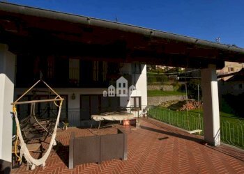 Facciata - Casa indipendente via Cairoli, 1, Brosso - foto 2