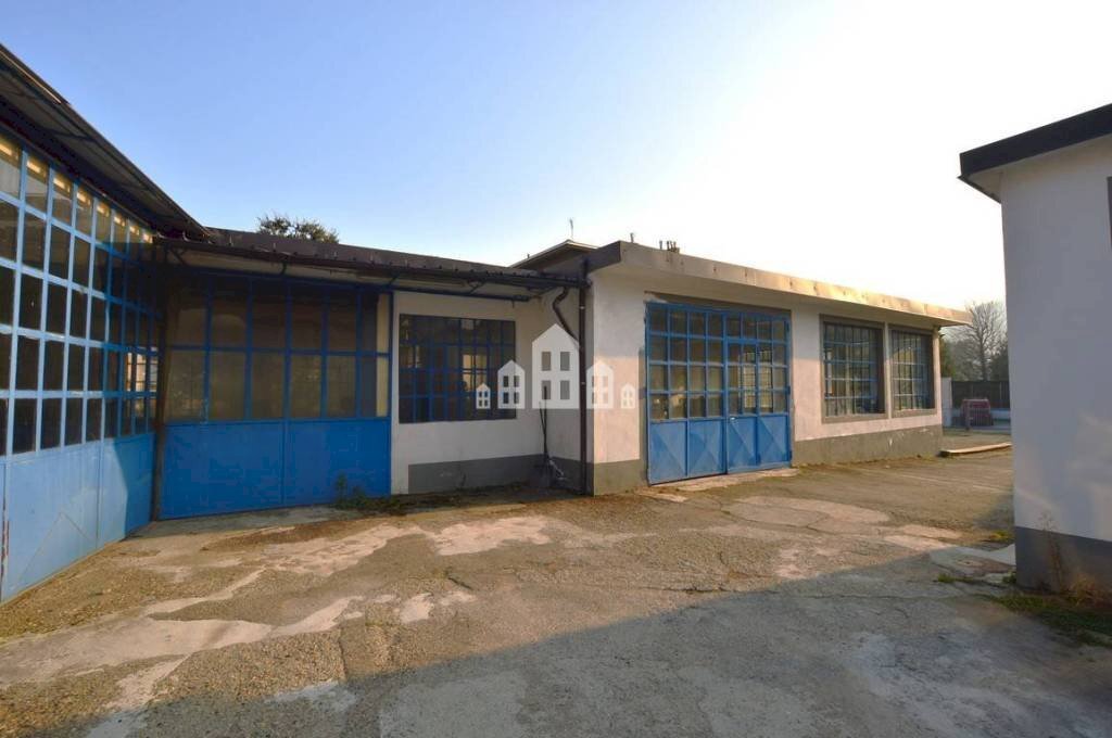 Cortile interno - Magazzino via Fratelli Rosselli, 7, Cuorgnè - foto 2