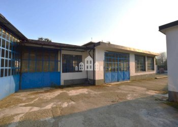 Cortile interno - Magazzino via Fratelli Rosselli, 7, Cuorgnè - foto 2