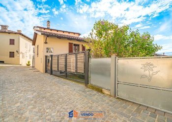 Independent house Verduno - photo 1