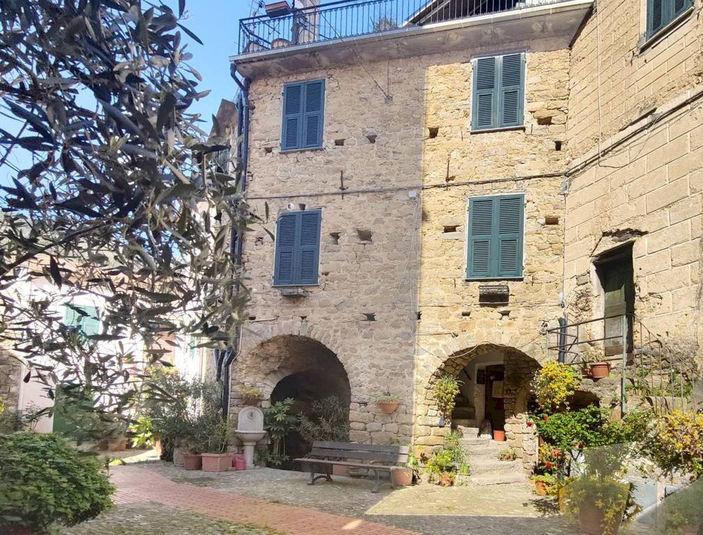 Facciata - Trilocale piazza Sant'Andrea, Ceriana - foto 1