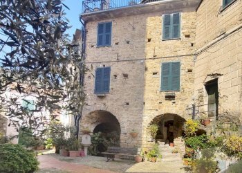 Facciata - Trilocale piazza Sant'Andrea, Ceriana - foto 1