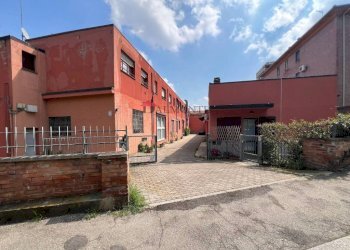 Cortile interno - Box via Antonio Fontanesi, Bologna (zona Mazzini) - foto 1