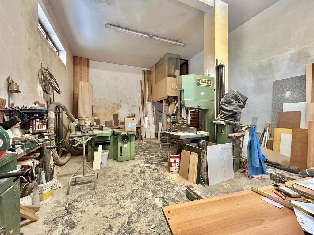 Shop Negozio Via Mignone, Savona - photo 2