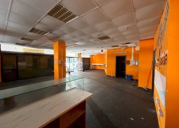 Locale Commerciale VIA SOLIMAN, Genova (zona Sestri Ponente) - foto 1