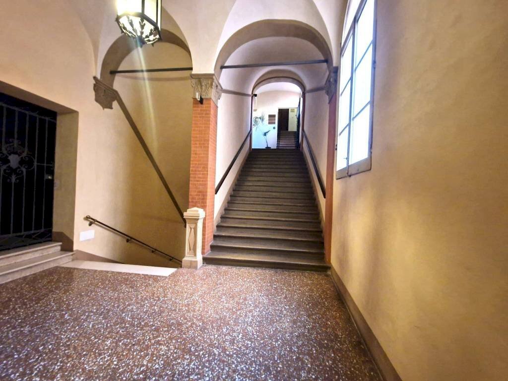 Interno palazzo - Quadrilocale piazza di Porta Ravegnana, Bologna (zona Centro Storico) - foto 1