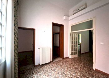 Stanza non arredata - Quadrilocale piazza di Porta Ravegnana, Bologna (zona Centro Storico) - foto 9