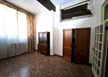 Stanza arredata - Quadrilocale piazza di Porta Ravegnana, Bologna (zona Centro Storico) - foto 13