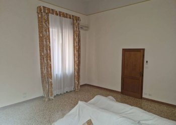 Salone - Quadrilocale piazza di Porta Ravegnana, Bologna (zona Centro Storico) - foto 14