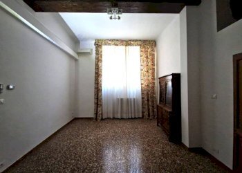 Stanza non arredata - Quadrilocale piazza di Porta Ravegnana, Bologna (zona Centro Storico) - foto 30