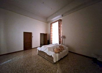 Salone - Quadrilocale piazza di Porta Ravegnana, Bologna (zona Centro Storico) - foto 32