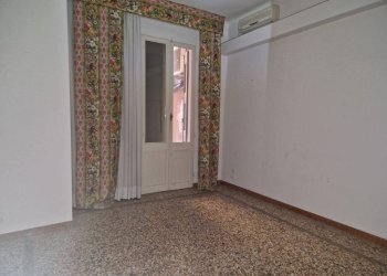 Stanza non arredata - Quadrilocale piazza di Porta Ravegnana, Bologna (zona Centro Storico) - foto 37