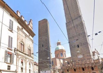 Zona - Quadrilocale piazza di Porta Ravegnana, Bologna (zona Centro Storico) - foto 1