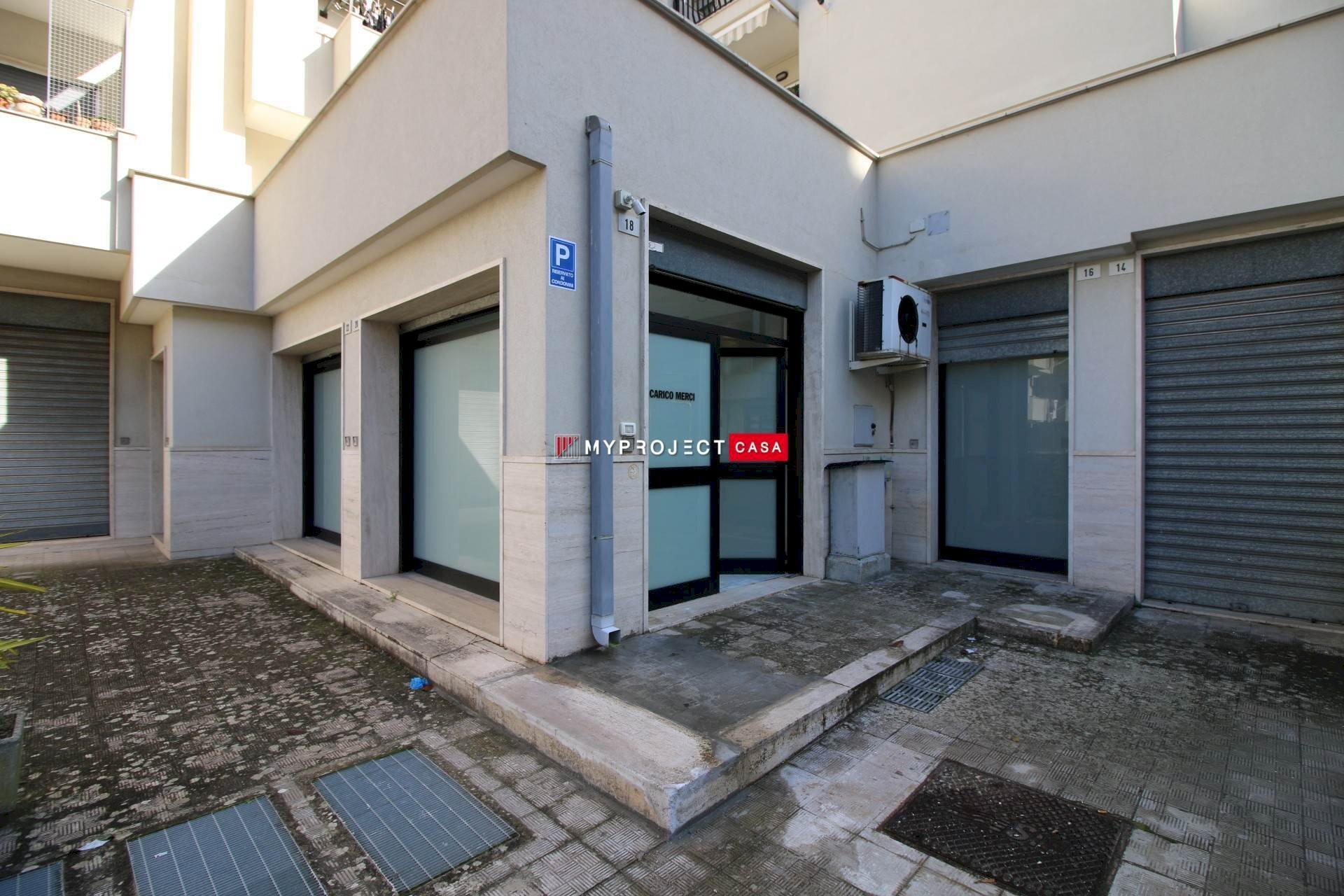 Shop Via Villa Castelli, Martina Franca - photo 2