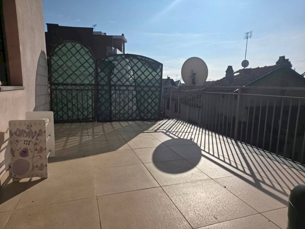 Terrazzo - Quadrilocale piazza Don Luigi Vesco, Strambino - foto 1