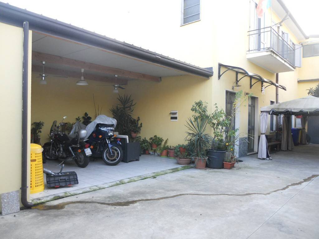 Cortile interno - Capannone via Piave, Pero - foto 3