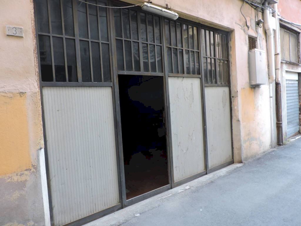 Ingresso - Magazzino via Samengo, 3r, Genova (zona Sampierdarena) - foto 1