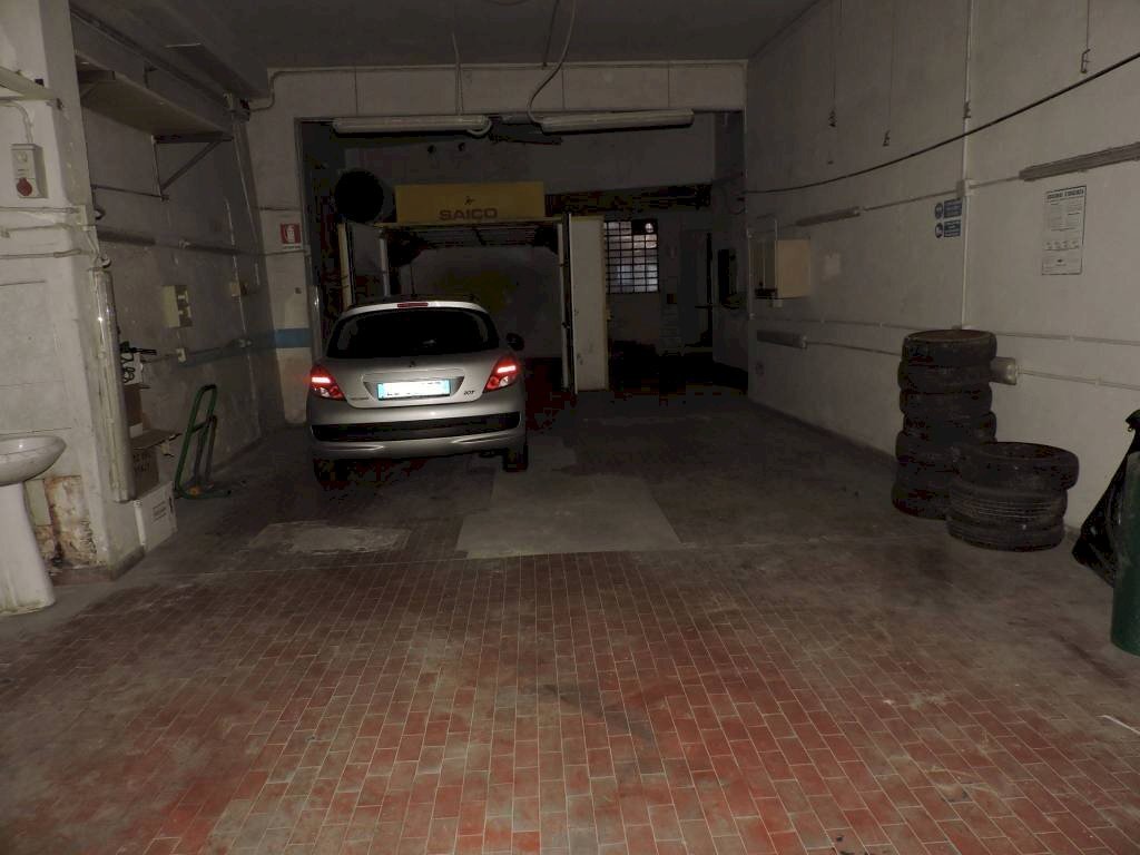 Posto macchina - Magazzino via Samengo, 3r, Genova (zona Sampierdarena) - foto 3
