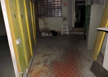 Cortile interno - Magazzino via Samengo, 3r, Genova (zona Sampierdarena) - foto 5