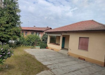 Cortile interno - Villa via della Vittoria, 18, Piea - foto 3