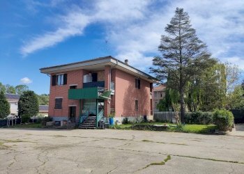 Facciata - Capannone Frazione Mombarone, Asti - foto 5